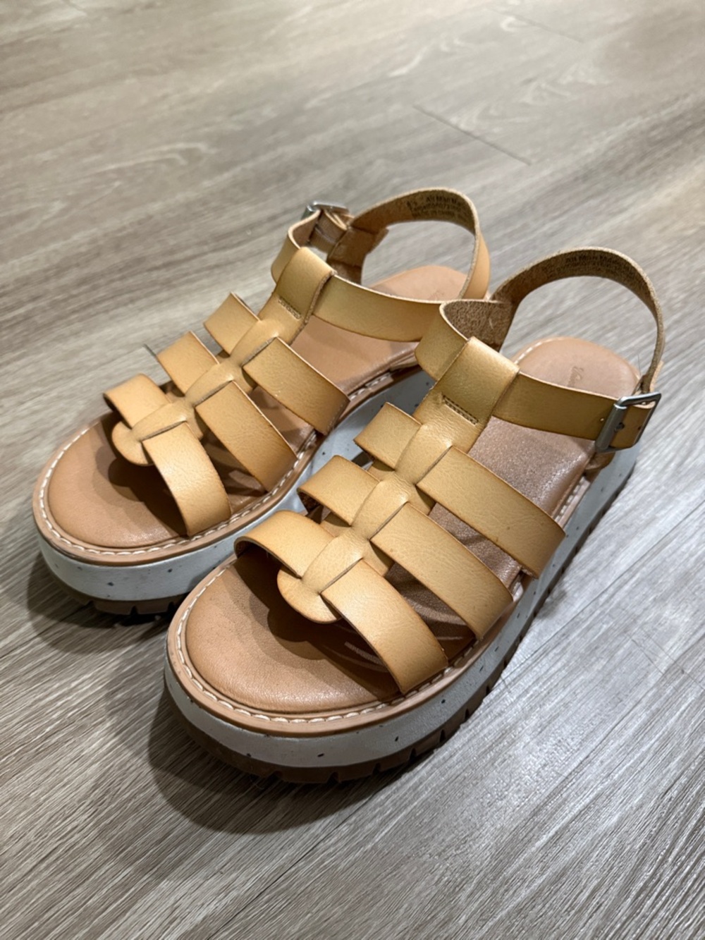 Universal Thread Platform Sandals - Picture 2 of 8